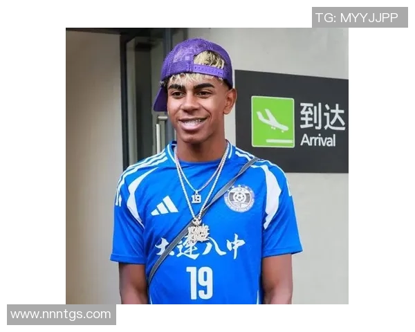 足球巨星亲穿球衣展示个人风采 揭秘他们背后的意义与故事