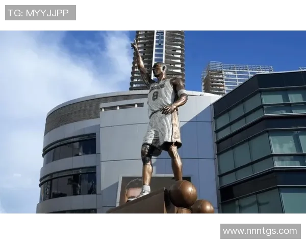 足球俱乐部球星雕像展现传奇风采与荣耀时刻